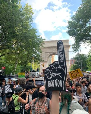 Genevieve Hannelius Instagram - It’s all unacceptable and reprehensible. But it felt good to be surrounded by people turning their anger into activism and solidarity. Marching through the streets together reminded me of our collective power and inherent goodness. We are in desperate need of more love in this world. Abortion resources are on the last slide.