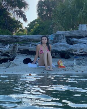 Genevieve Hannelius Instagram - 💌postcard from FL with luv 📬