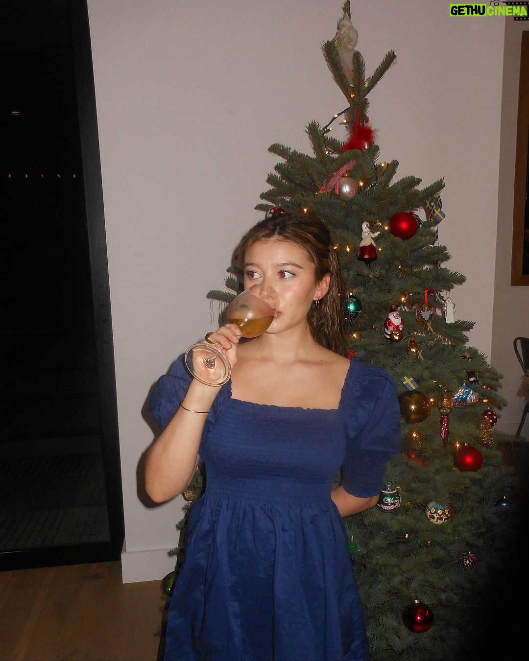 Genevieve Hannelius Instagram - merry merry 🫒🎄🍷