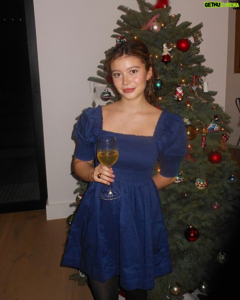 Genevieve Hannelius Instagram - merry merry 🫒🎄🍷