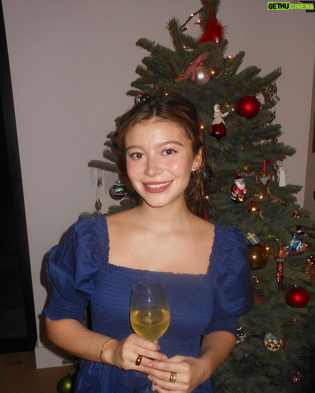 Genevieve Hannelius Instagram - merry merry 🫒🎄🍷
