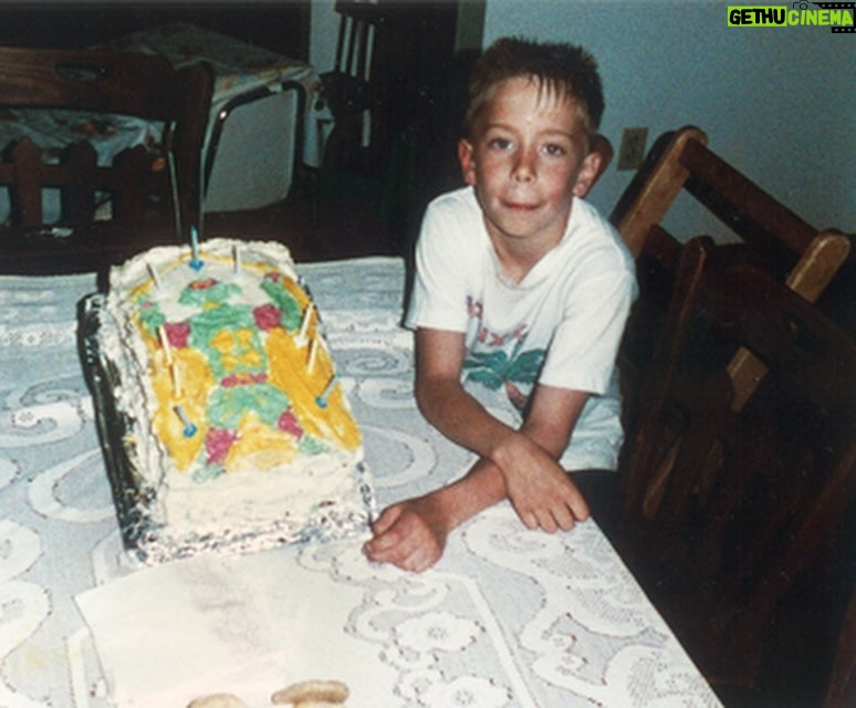 Georges St-Pierre Instagram - Je suis tombée sur une belle photo souvenir de mon super gâteau de 9 ans avec mon TMNT préféré, Raphaël. Municipalité de Saint-Isidore