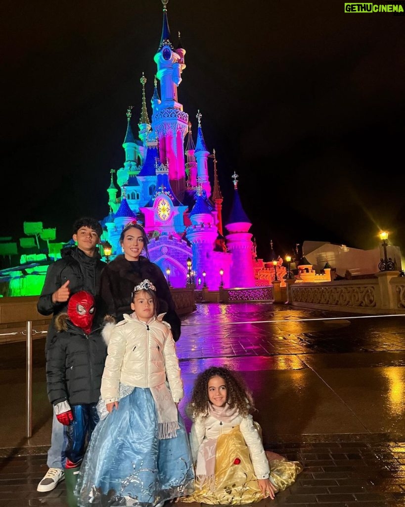 Georgina Rodríguez Instagram - En un mundo mágico 🧚🏽 @disneylandparis #disneylandhotelparis 💖💗✨💕💖💙💜💛💗💞💝 Disneyland Paris