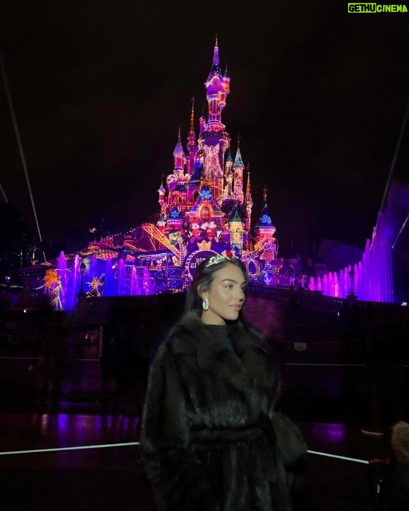 Georgina Rodríguez Instagram - En un mundo mágico 🧚🏽 @disneylandparis #disneylandhotelparis 💖💗✨💕💖💙💜💛💗💞💝 Disneyland Paris