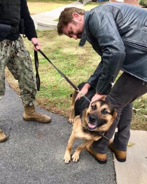 Gerard Butler Instagram - Me and my gang of misfits setting off to Groton Naval Base to show #HunterKiller. Always a privilege to visit and to see what true heroism looks like. Thank you for having me.