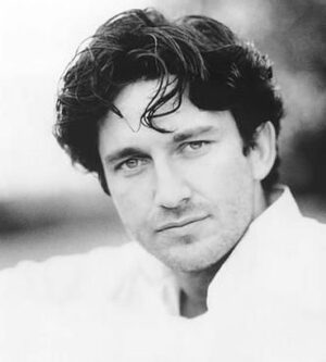 Gerard Butler Instagram - Thank you to the person who made sure that one strand of hair was perfectly out of place. #OldHeadshotDay