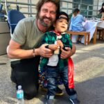 Gerard Butler Instagram - Jackson and Isaac. Superhero capes and thumbs up all around. These kids are unstoppable. Thanks for having me @lollipoptheater and @uclamch!