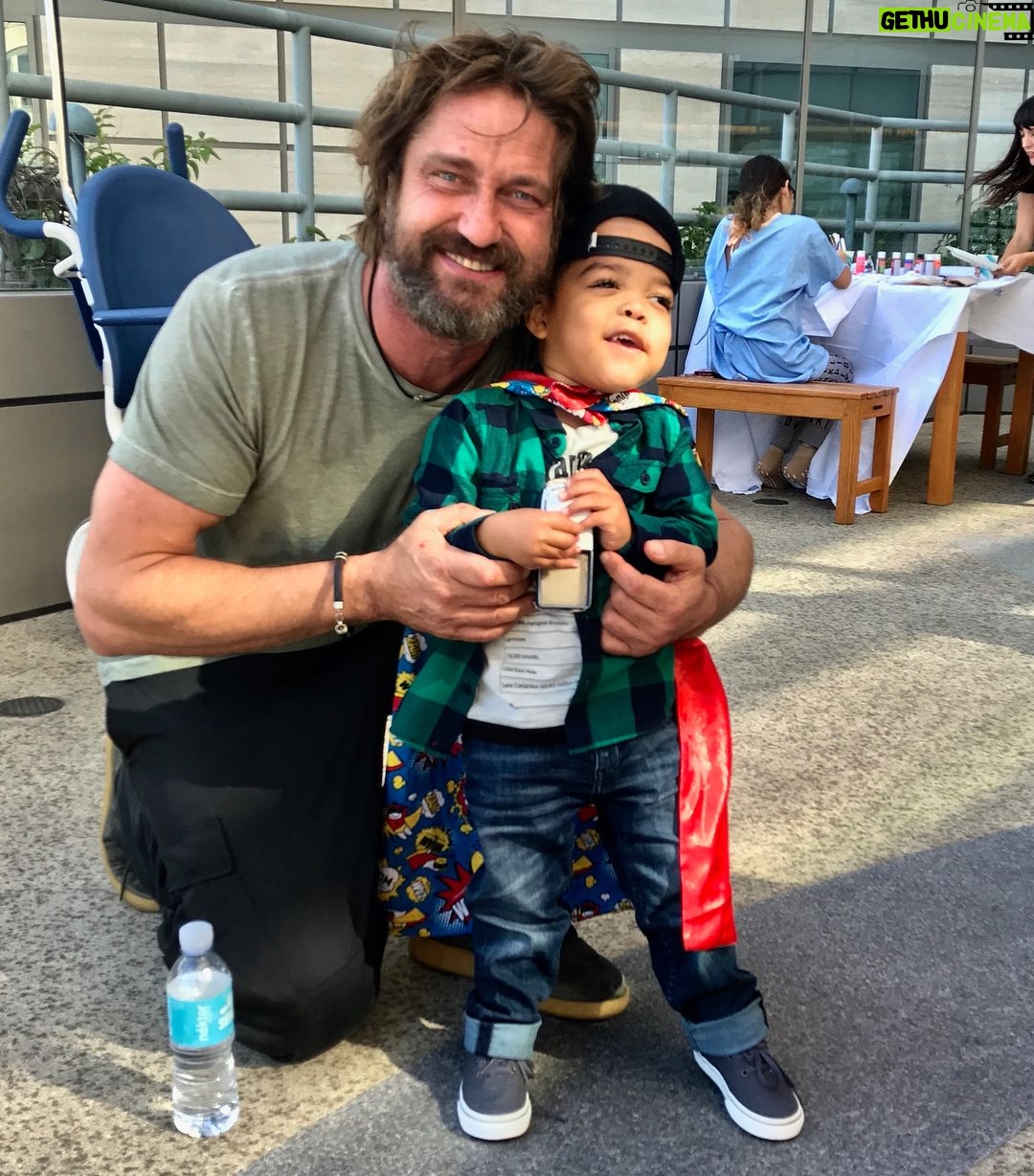 Gerard Butler Instagram - Jackson and Isaac. Superhero capes and thumbs up all around. These kids are unstoppable. Thanks for having me @lollipoptheater and @uclamch!