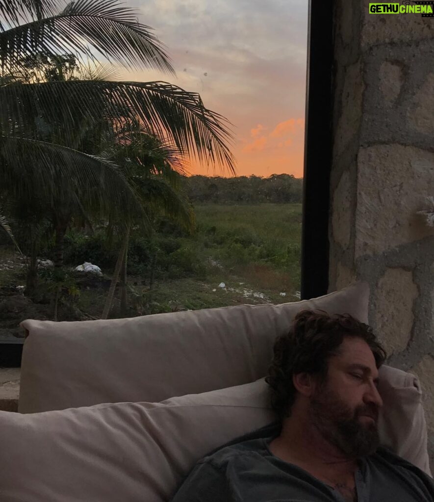 Gerard Butler Instagram - Update: still napping.