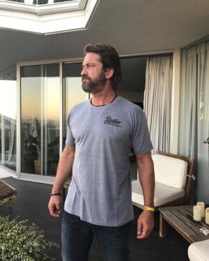Gerard Butler Instagram - With this stance and this beard, I am just six claws away from turning into Wolverine. We’ll see where the day takes us.