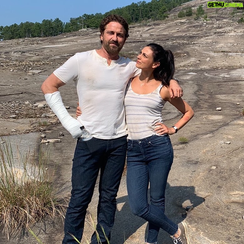 Gerard Butler Instagram - I think I know exactly what @morenabaccarin is thinking here - “WHY are men's pockets so much larger than women’s pockets??” 🤣 Throwing it back to set life on #GreenlandMovie. More coming soon!