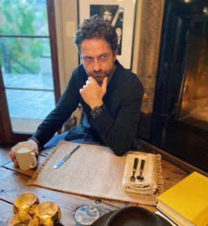 Gerard Butler Instagram - Warning: don’t talk to me until I’ve had my coffee. 😂 #FestinaAlwaysFits #WearAWatch @festina.watches