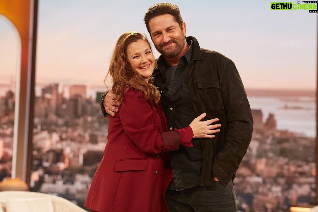 Gerard Butler Instagram - A wee bit of home at @TheDrewBarrymoreShow 🏴 Next time I’ll have to make sure I get the dress code memo! Thanks for having me on to talk about #PlaneMovie @drewbarrymore!
