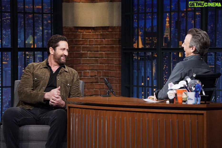 Gerard Butler Instagram - Always a laugh at @latenightseth! Catch me on the show tonight sharing stories about #PlaneMovie, it’s going to be a great time.  Photos: Lloyd Bishop/NBC