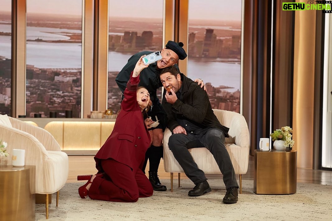 Gerard Butler Instagram - A wee bit of home at @TheDrewBarrymoreShow 🏴 Next time I’ll have to make sure I get the dress code memo! Thanks for having me on to talk about #PlaneMovie @drewbarrymore!