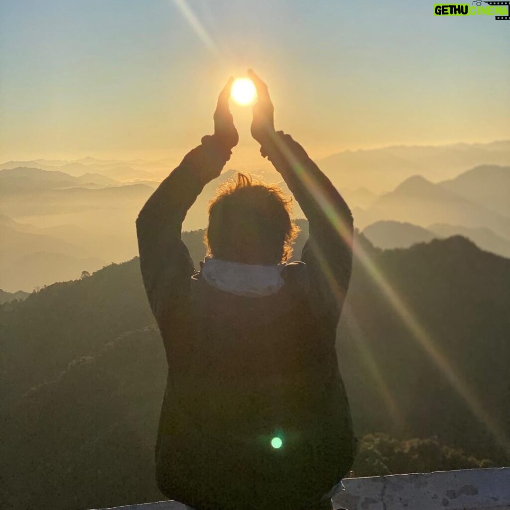 Gerard Butler Instagram - Let your light shine in to the new decade. Sending you all love. Happy New Year from the Himalayas.