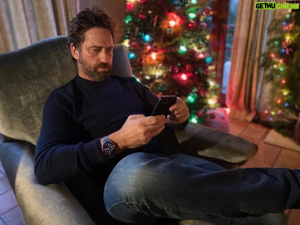 Gerard Butler Instagram - It’s that time of the year. 🎄 #FestinaAlwaysFits #WearAWatch @festina.watches
