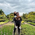 Gerly Hassam Instagram - Todo empezó con un: deberíamos plantar una matica en el jardín del frente. 🤗🤗🤗🤗🥰🥰🥰🥰🥰🥰🥰🥰🥰🥰🥰🥰 Mary y Tutty hasta jardineras salieron estas chinas. Que buen sábado. Cota, Cundinamarca