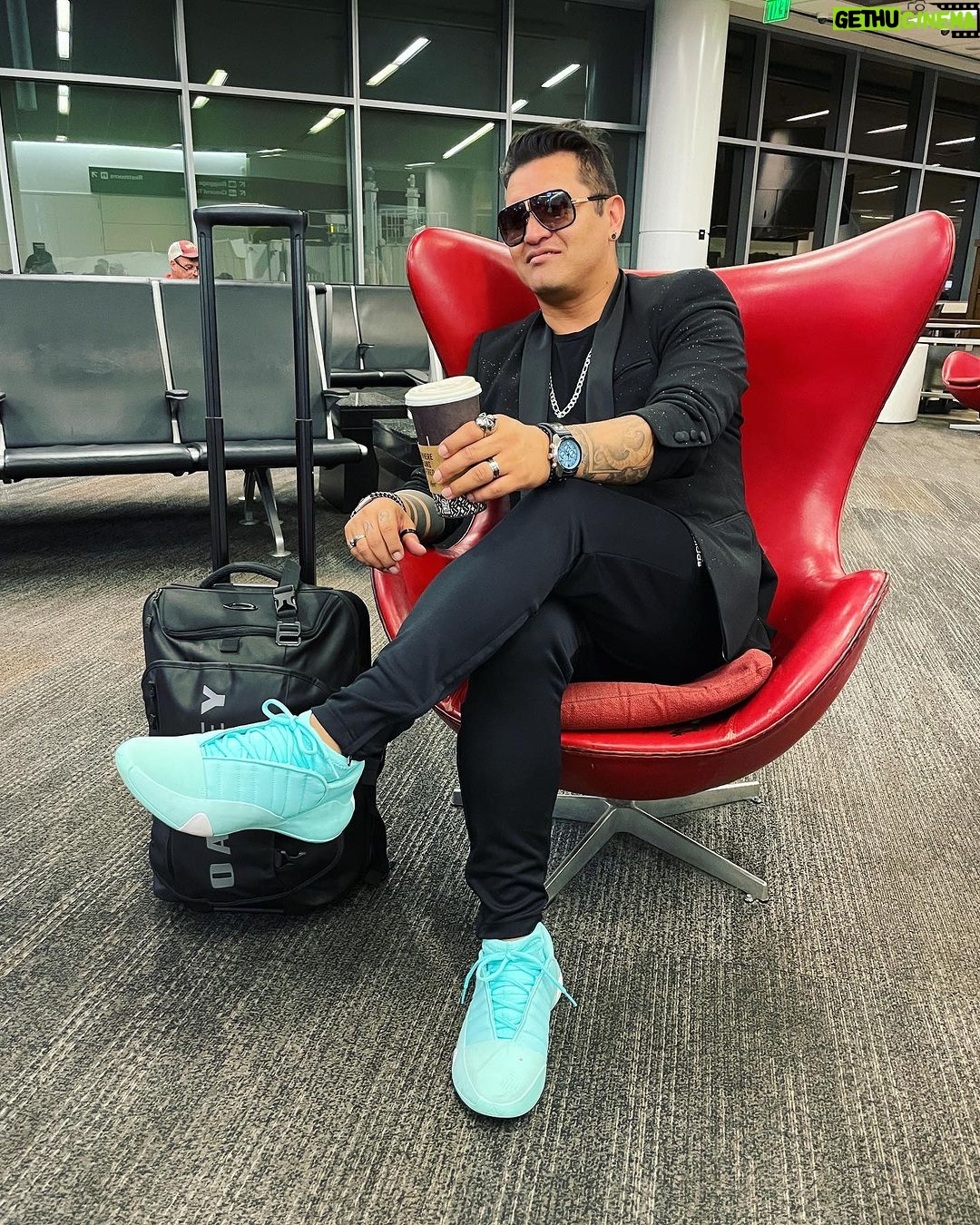 Gerly Hassam Instagram - Azul o rojo? San Francisco International Airport (SFO)