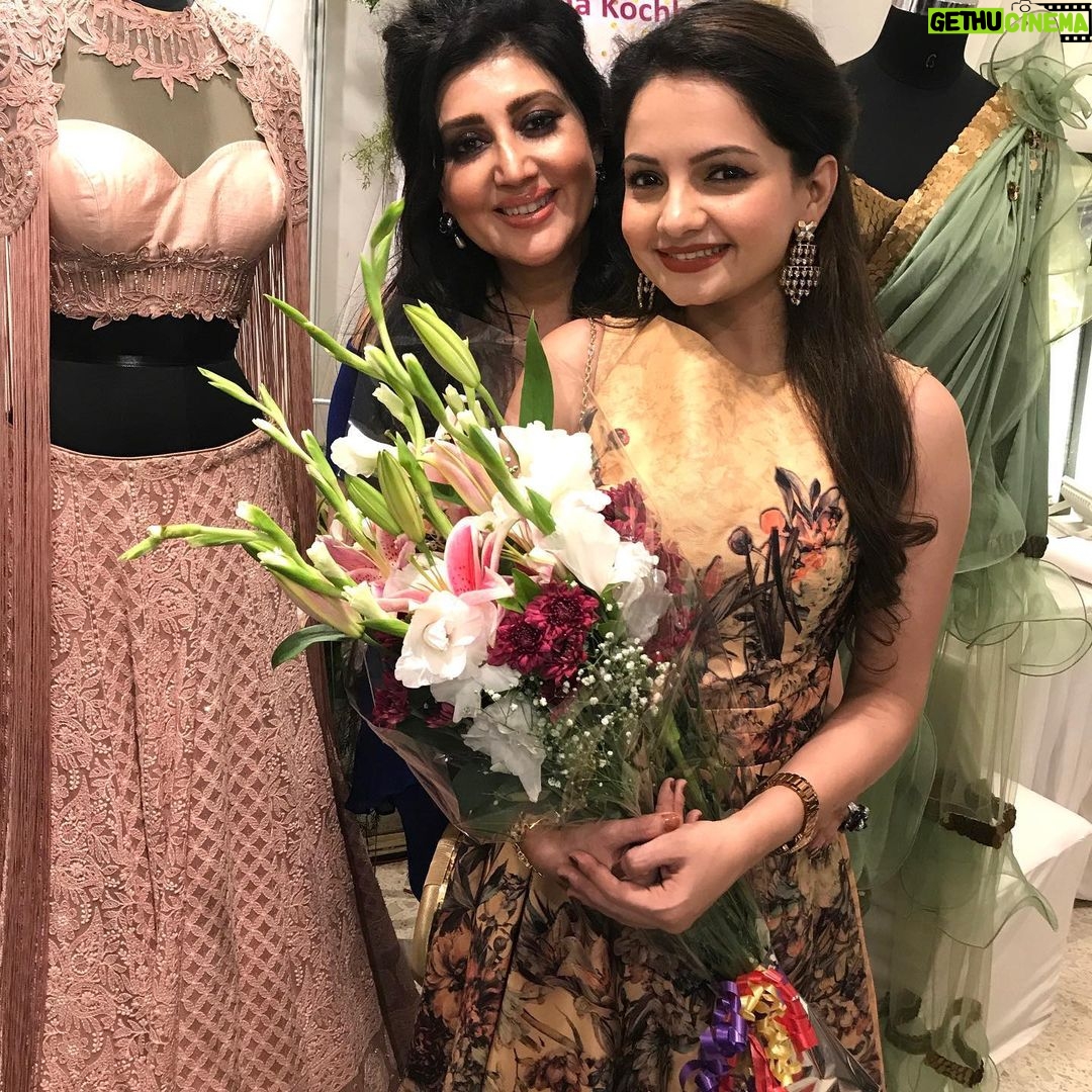 Giaa Manek Instagram - #throwbackthursday 💁🏻♀️ #eventdiaries