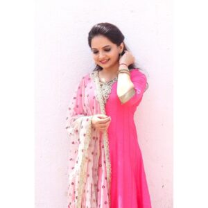 Giaa Manek Instagram - Trust the magic of new beginnings💫

.
.
.
Outfit : @nidhikurda 💖