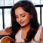 Giaa Manek Instagram - .....giving me company 😊.