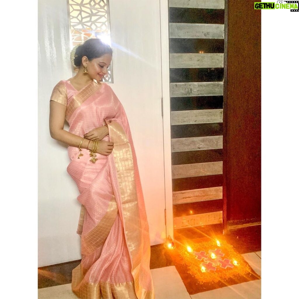 Giaa Manek Instagram - Saree love. ❤️ #throwbacktuesday to 🪔Diwali 🪔. . . . 📸- mommy ❤️ #saree #diwali #light #love