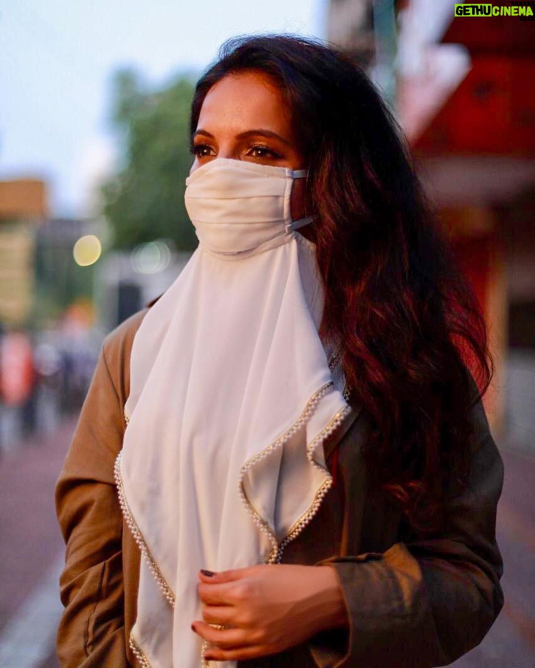 Giaa Manek Instagram - #Soch Ki Baat ππ»ββοΈ #Achi Soch Achi Baat ! Point the finger #inwards . For attension seekers, trollers and haters - Reacting and sulking = anger = trouble. Stay safe ,healthy and be happy . Thatβs the way to go long . We are all free to make our choices :) . Love all my masks by @archanakochharofficial ! β Feel good β factor can also be an immunity booster ;-) .