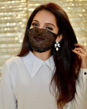 Giaa Manek Instagram - The new lifestyle 💁🏻‍♀️
.
.
.
#facemasks #archanakochhar #specialfabric #preventive