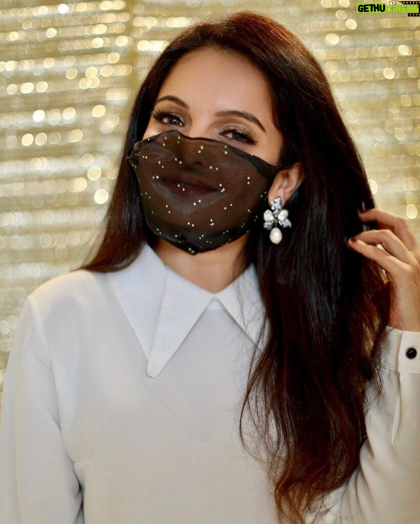 Giaa Manek Instagram - The new lifestyle 💁🏻‍♀️ . . . #facemasks #archanakochhar #specialfabric #preventive