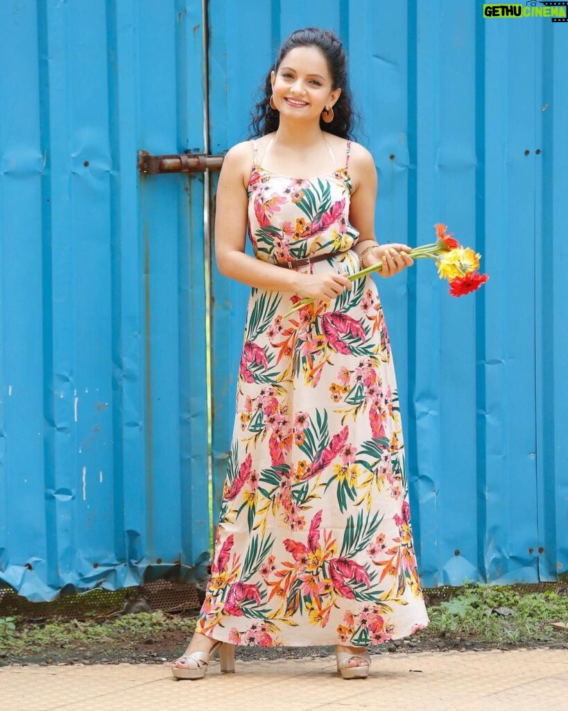 Giaa Manek Instagram - These days people don’t like the fragrance of real flowers ,they prefer fragrance of fake ones . . . . #flowers = people #fakeoverreal #timeswelivein