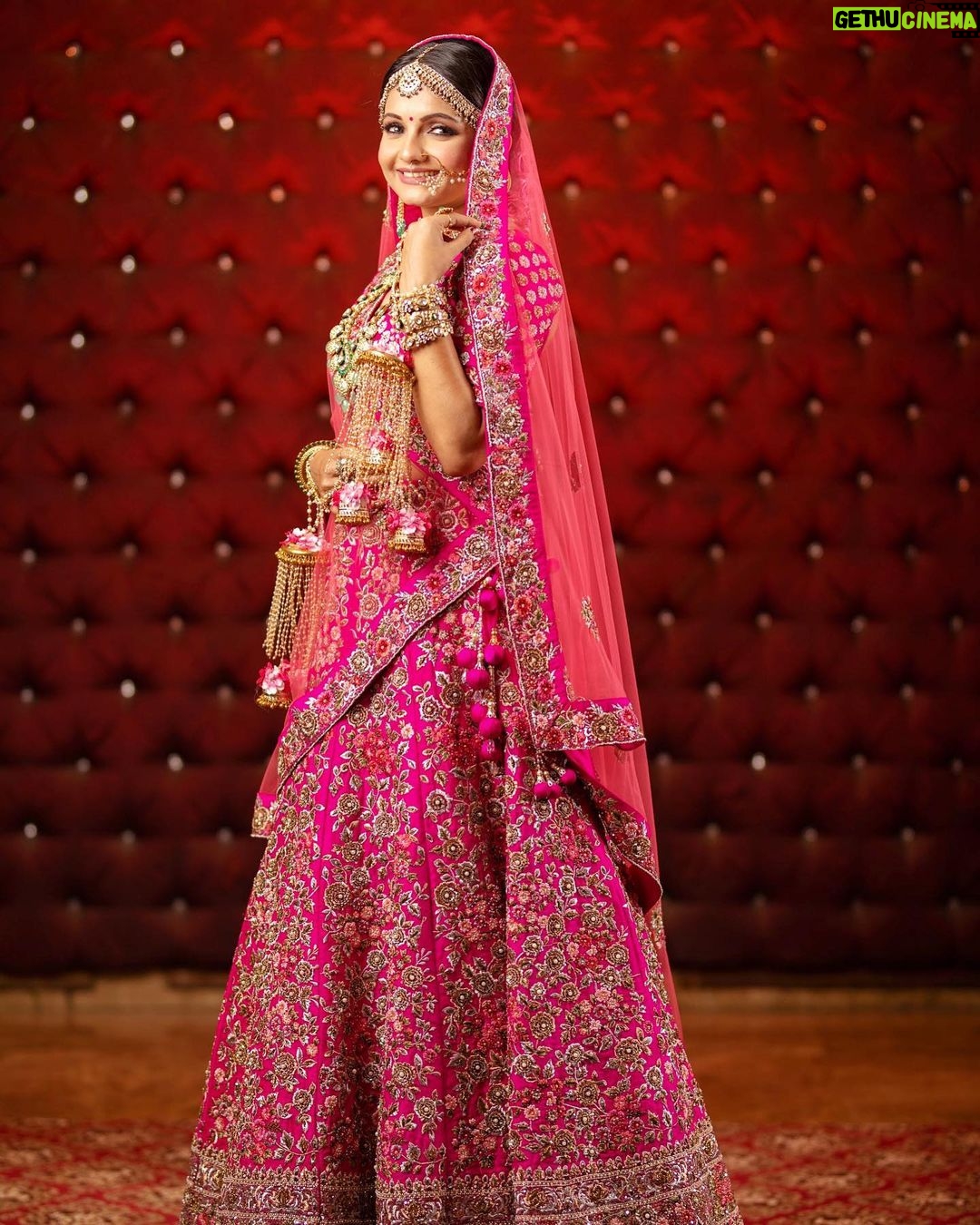 Giaa Manek Instagram - Colour me PINK 💓. . . . 💄MUA, HAIR & STYLING :- @nehaadhvikmahajan . . 👗OUTFIT :- @neerusindia . . 💍Jewelery:- @anmoljewellers @sanzanyjewels . . 📸Photography:- @rangresapictures . . Location Courtesy:- @goldenleafbanquet .
