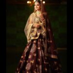 Giaa Manek Instagram - And .. The bride’s here .. Would you wear a maroon for your wedding ? :) 💄MUA, HAIR & STYLING :- @nehaadhvikmahajan . 👗OUTFIT :- @taandonreynu . . 💍Jewelery:- @sanzanyjewels . . KALEERAS:- @minichandnichowkaccessories . . 📸Photography:- @rangresapictures . . Location Courtesy:- @goldenleafbanquet .