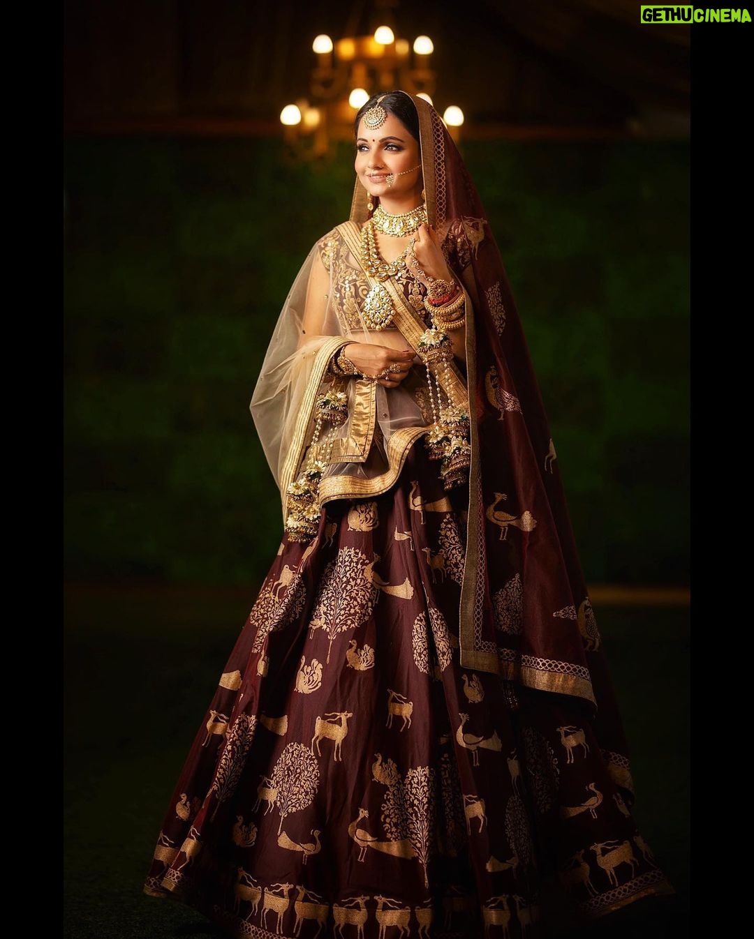 Giaa Manek Instagram - And .. The bride’s here .. Would you wear a maroon for your wedding ? :) 💄MUA, HAIR & STYLING :- @nehaadhvikmahajan . 👗OUTFIT :- @taandonreynu . . 💍Jewelery:- @sanzanyjewels . . KALEERAS:- @minichandnichowkaccessories . . 📸Photography:- @rangresapictures . . Location Courtesy:- @goldenleafbanquet .