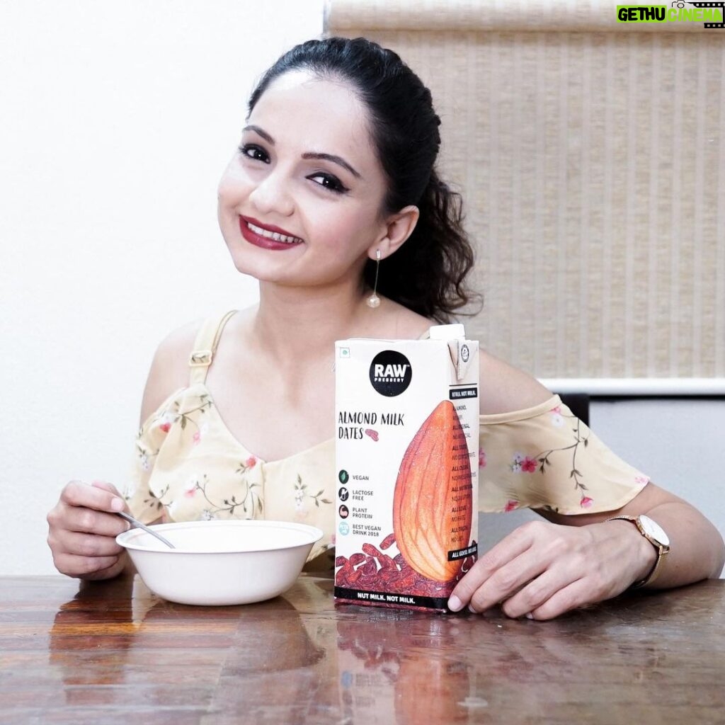Giaa Manek Instagram - Thankgod for the new @rawpressery Dates Almond Milk👆Now I am in love with my breakfast everyday ! . . . #healthymornings #healthystart #dailybreakfastcompanion 🥣 🥛