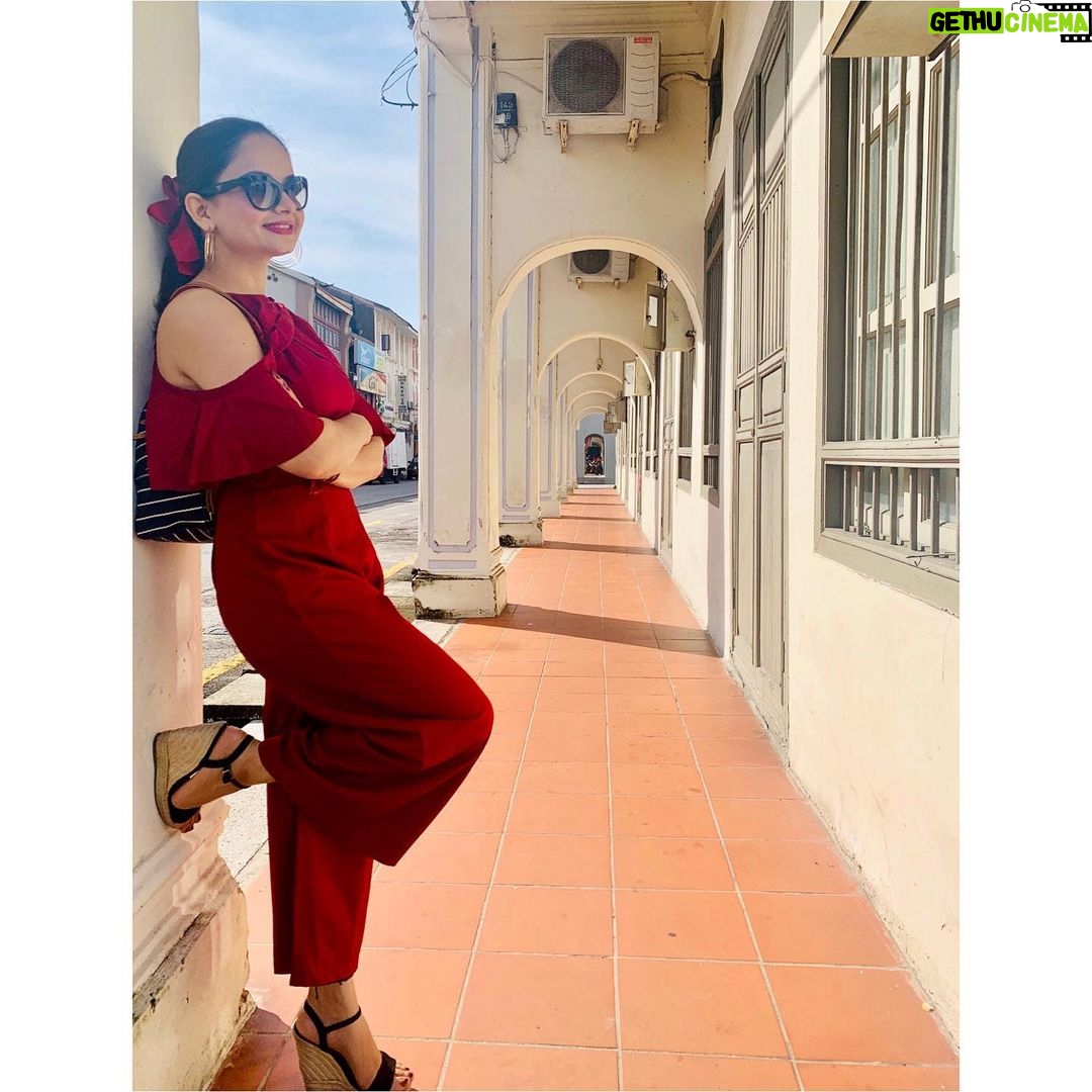 Giaa Manek Instagram - Discovering historical and cultural surprises in the UNESCO Heritage City of #GeorgeTown through the walking tour and a trishaw ride, another breezy and enjoyable way to see the sights! Styled by @shailjaanand Outfit @periwinkley_shop Assisted by @the_sabashaikh #ExperiencesUnfiltered #PenangUnfiltered #BusinessEventsPenang #Penang #UNESCO #heritage #cultur Pinang George Town, Pulau Pinang, Malaysia