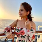 Giaa Manek Instagram - All of life, is a drama unfolding every minute . Outfit - @semesstafashion . . . #suspence #drama #action #romance #love #asgoodaswatchingafilm #unpredictable #enjoythefilm #wednesdaywisdom #gyaan 🤪