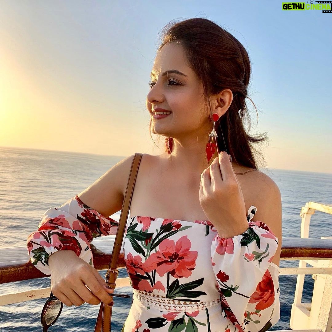 Giaa Manek Instagram - All of life, is a drama unfolding every minute . Outfit - @semesstafashion . . . #suspence #drama #action #romance #love #asgoodaswatchingafilm #unpredictable #enjoythefilm #wednesdaywisdom #gyaan 🤪