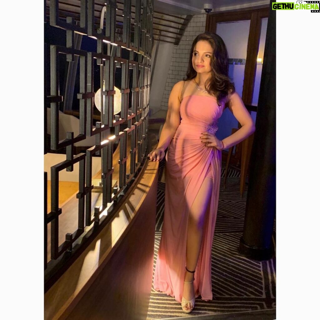 Giaa Manek Instagram - Red carpet ready !! And this time it was different.. My first time on a cruise .. Truly a memorable experience.. Thank you @jaleshcruises . Wearing - @the_adhya_designer @aradhya_designer Jewellery - @the_jewel_gallery. PC- @ishita.gangopadhyay2012 @ankitbathla10 🤗 . . #launch #jaleshcruises #karnica #ootd
