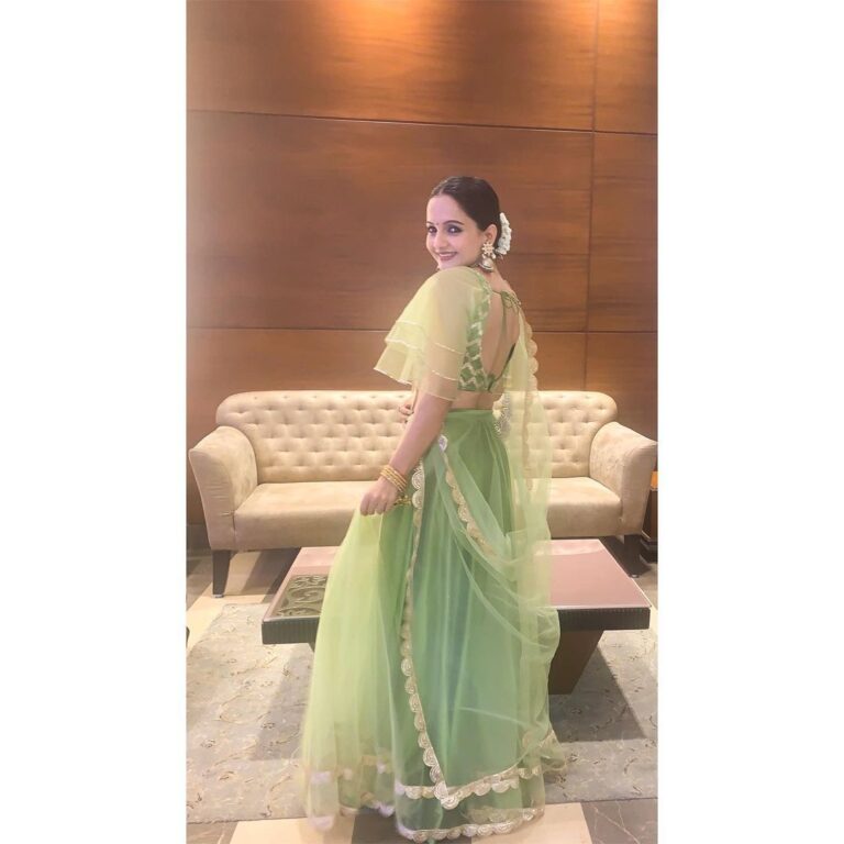 Giaa Manek Instagram - N the wedding season is here :) . . . Outfit - @doreemumbai Jewellery - @the_jewel_gallery #december #indianweddings