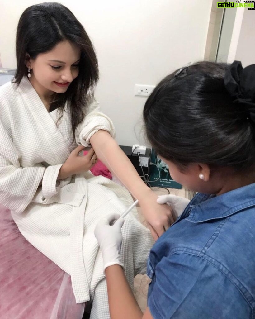 Giaa Manek Instagram - Almost towards the end of my laser hair removal treatment at “Forever Young Skin Hair Body Aesthetics Clinic”. Just completed the 5th laser session out of the total 6 sessions needed for my body ! Doctor Sadhna who specialises in total skin,hair and body aesthetics used “Soprano ice platinum” laser for me. Her services help to guide people towards the finest methods to rejuvenate the self and dermatology using a 360 degree approach . Honestly I am very happy with the results soo far..the best part is , it is completely pain free ! Cannnot explain how good and stress free I feel not having to worry before wearing my shorts or skirts ! Highly recommend their services . #sopranoiceplatinum #laserhairremoval #painfree Dr. Sadhana Deshmukh Forever Yooung Skin Hair Body Aesthetics Clinic