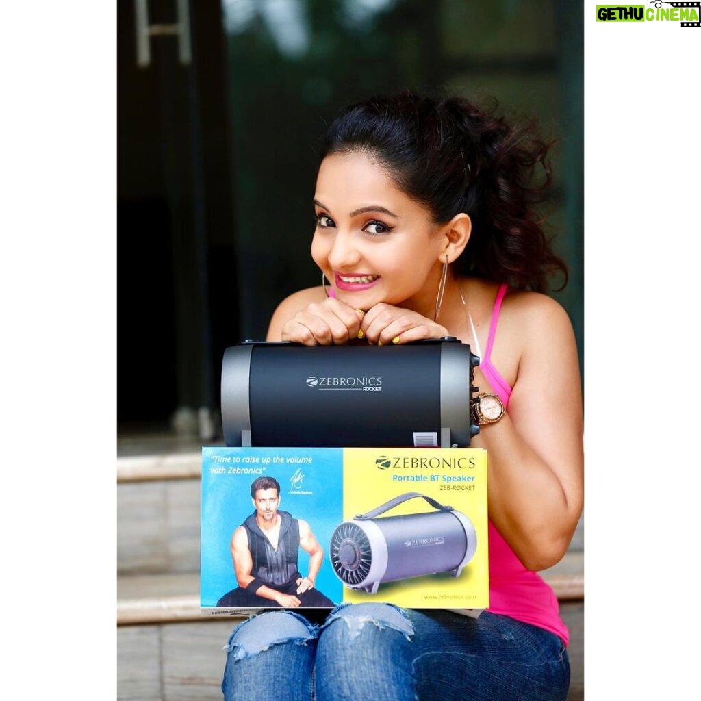 Giaa Manek Instagram - Time to raise up the volume with @zebronics Stylish ,Compact , Portable and Cute ! I have got mine ,go gets yours ! . . Top- @zara Jeans - @onlyindia Footwear- @charleskeithofficial Styling- me 📸- @bbhupi25 #bringhometheparty #music #zebronics #electronics #portablespeaker #ZebronicsSpeakerRange