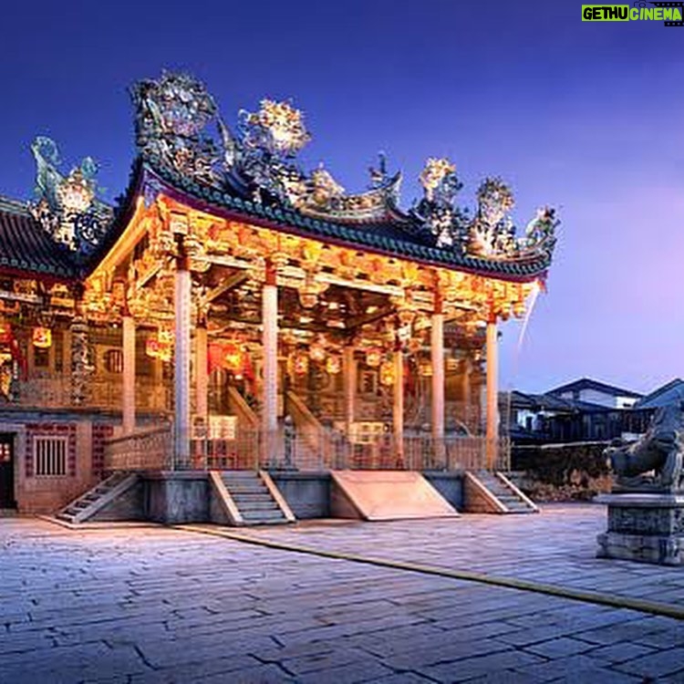 Giaa Manek Instagram - The “Khoo Kongsi” is this beautiful large Chinese clanhouse with elaborate and highly ornamented architecture, a mark of the dominant presence of the Chinese in Penang.It exemplifies good luck and prosperity . . . . #ExperiencesUnfiltered #PenangUnfiltered #BusinessEventsPenang #Penang #GeorgeTown #heritage #UNESCO #culture #KhooKongsi #dragonmoutainhall #tbt #travel #globetrotter #wanderlust