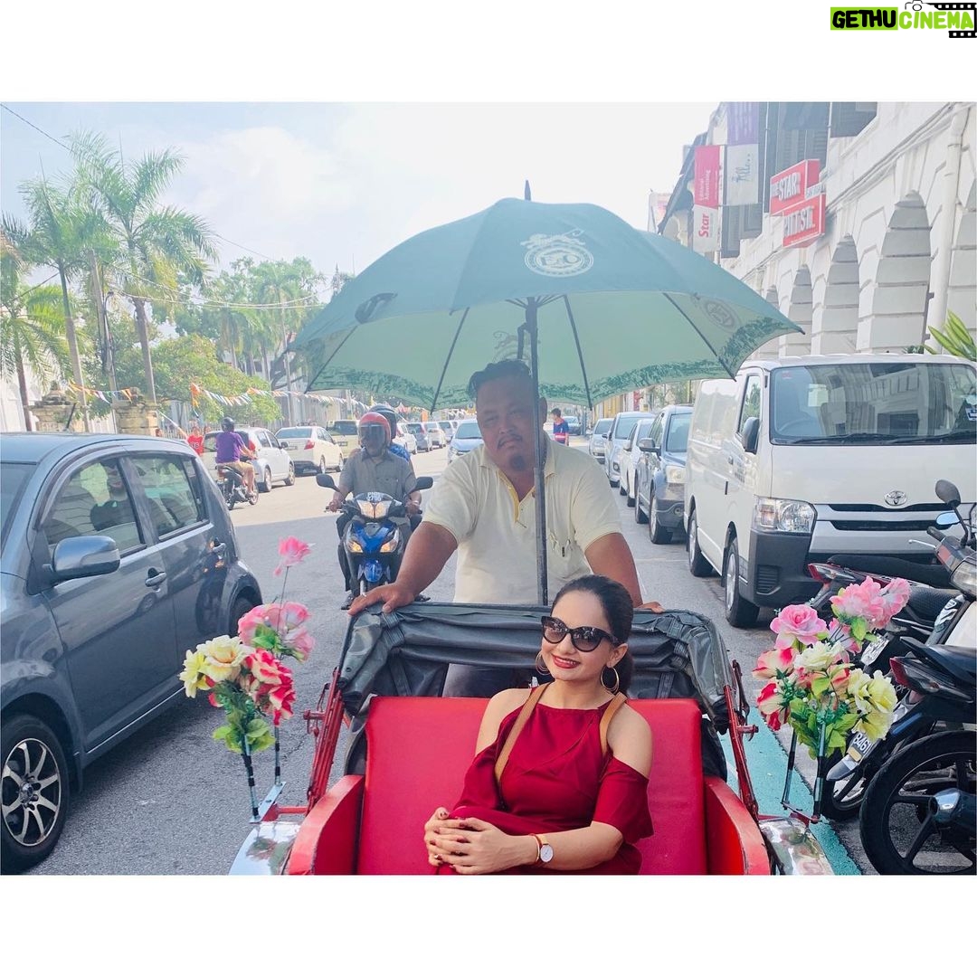 Giaa Manek Instagram - Discovering historical and cultural surprises in the UNESCO Heritage City of #GeorgeTown through the walking tour and a trishaw ride, another breezy and enjoyable way to see the sights! Styled by @shailjaanand Outfit @periwinkley_shop Assisted by @the_sabashaikh #ExperiencesUnfiltered #PenangUnfiltered #BusinessEventsPenang #Penang #UNESCO #heritage #cultur Pinang George Town, Pulau Pinang, Malaysia