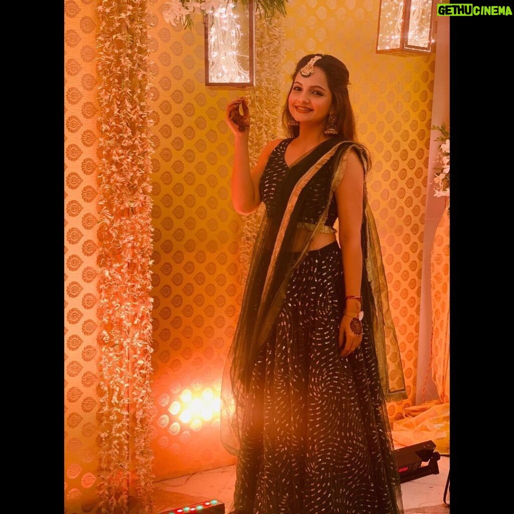 Giaa Manek Instagram - Aneri’s mehndi 🙌. Wearing - @doreemumbai Styling - @salonisarda Jewellery - @kalkifashion . . . #indianweddings #mehndi #ootd #love #gratitude