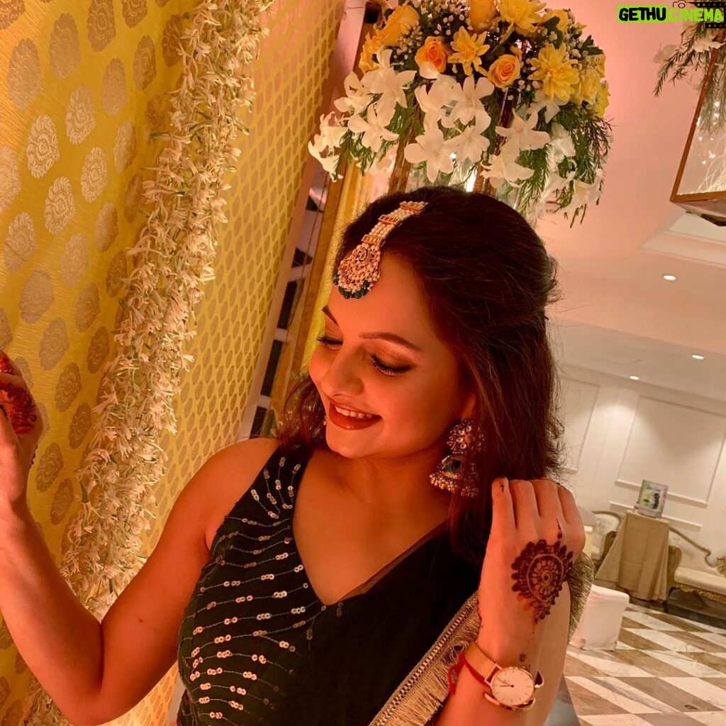Giaa Manek Instagram - Aneri’s mehndi 🙌. Wearing - @doreemumbai Styling - @salonisarda Jewellery - @kalkifashion . . . #indianweddings #mehndi #ootd #love #gratitude