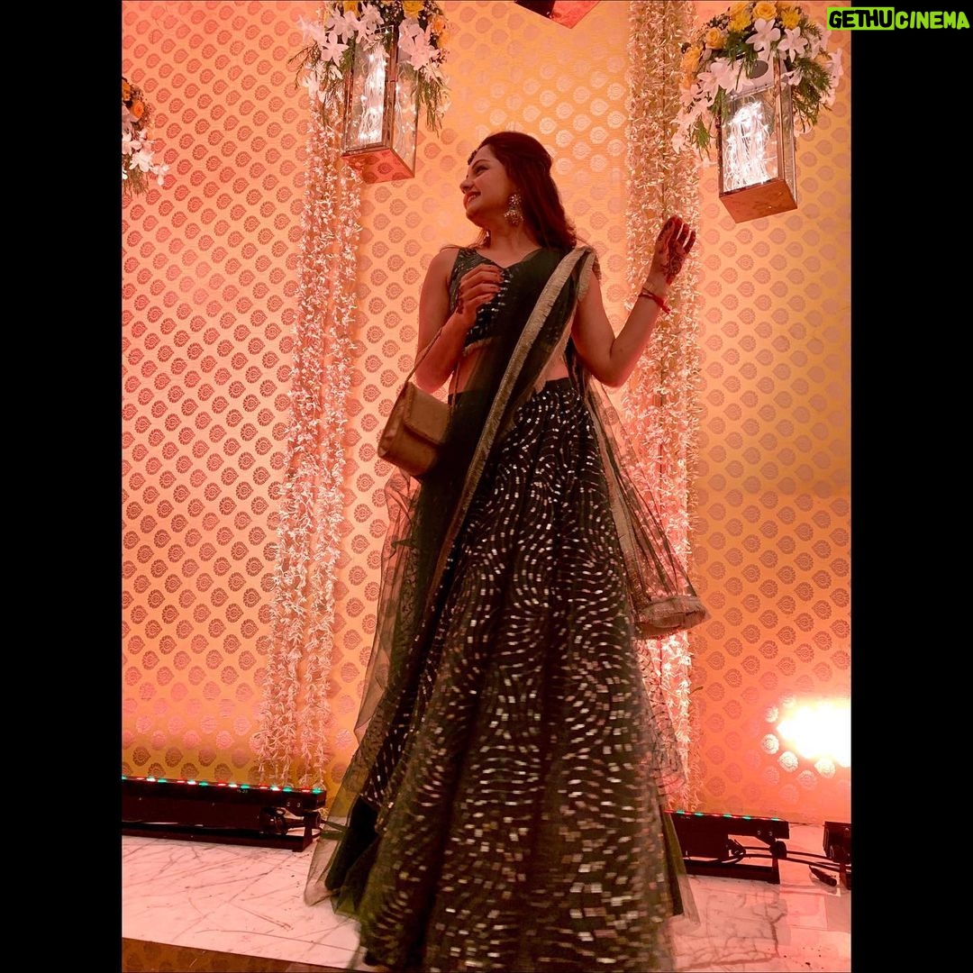 Giaa Manek Instagram - Aneri’s mehndi 🙌. Wearing - @doreemumbai Styling - @salonisarda Jewellery - @kalkifashion . . . #indianweddings #mehndi #ootd #love #gratitude