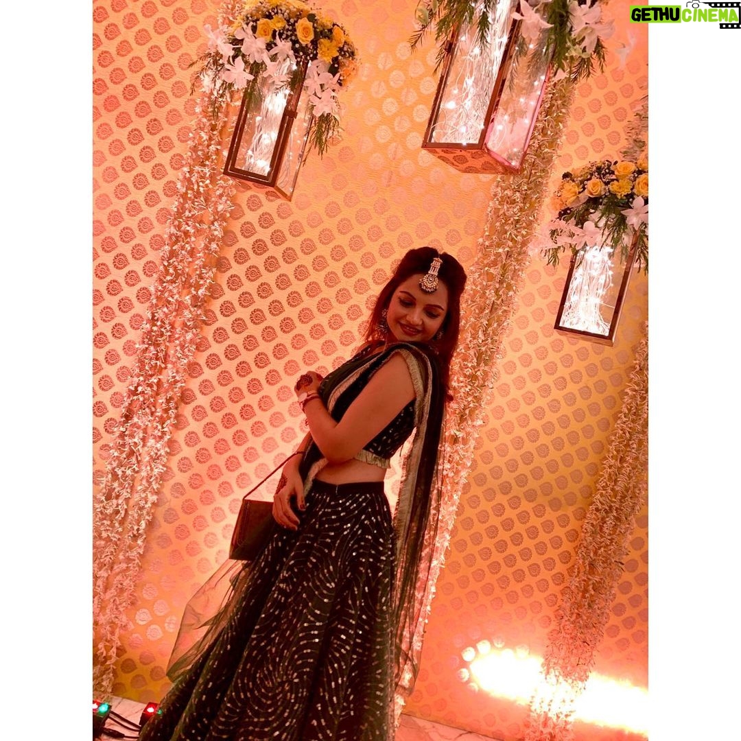 Giaa Manek Instagram - Aneri’s mehndi 🙌. Wearing - @doreemumbai Styling - @salonisarda Jewellery - @kalkifashion . . . #indianweddings #mehndi #ootd #love #gratitude