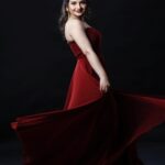 Giaa Manek Instagram - Every moment is auspiciousness .. Don’t miss it . . . That’s why they say, Live in the moment . . . We don’t see things as they are.. ..we see things as we are! . . Human tendency’s.. Living in the past or thinking about the future 🧐.. . . Past is gone .. Future .. who knows about tomorrow? . . So why spoil the present? . . . Live in the moment .. Every moment is auspiciousness.. . . . #moment