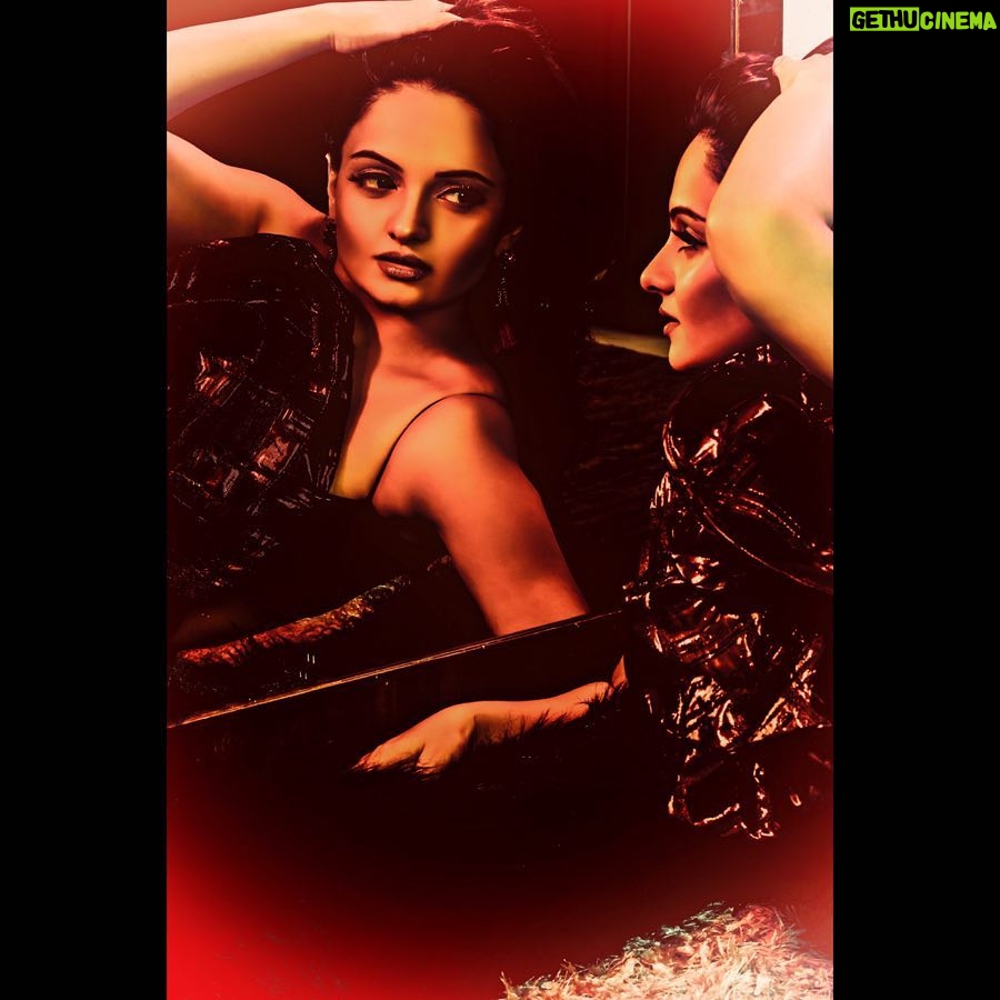 Giaa Manek Instagram - @amitkhannaphotography ,you magician 🎩...heartfelt gratitude ! 🙏 Thank you - @parimalmehhta Makeup and hair - @sahil_anand_arora and @tanyastyles4u Styling - @stylingbyvictor Outfit - @ladeedafashionhouse Jewellery - @rimayu07. . #glamonn2019 #calendar #photoshoot #mirrorimage #amitkhannaphotography
